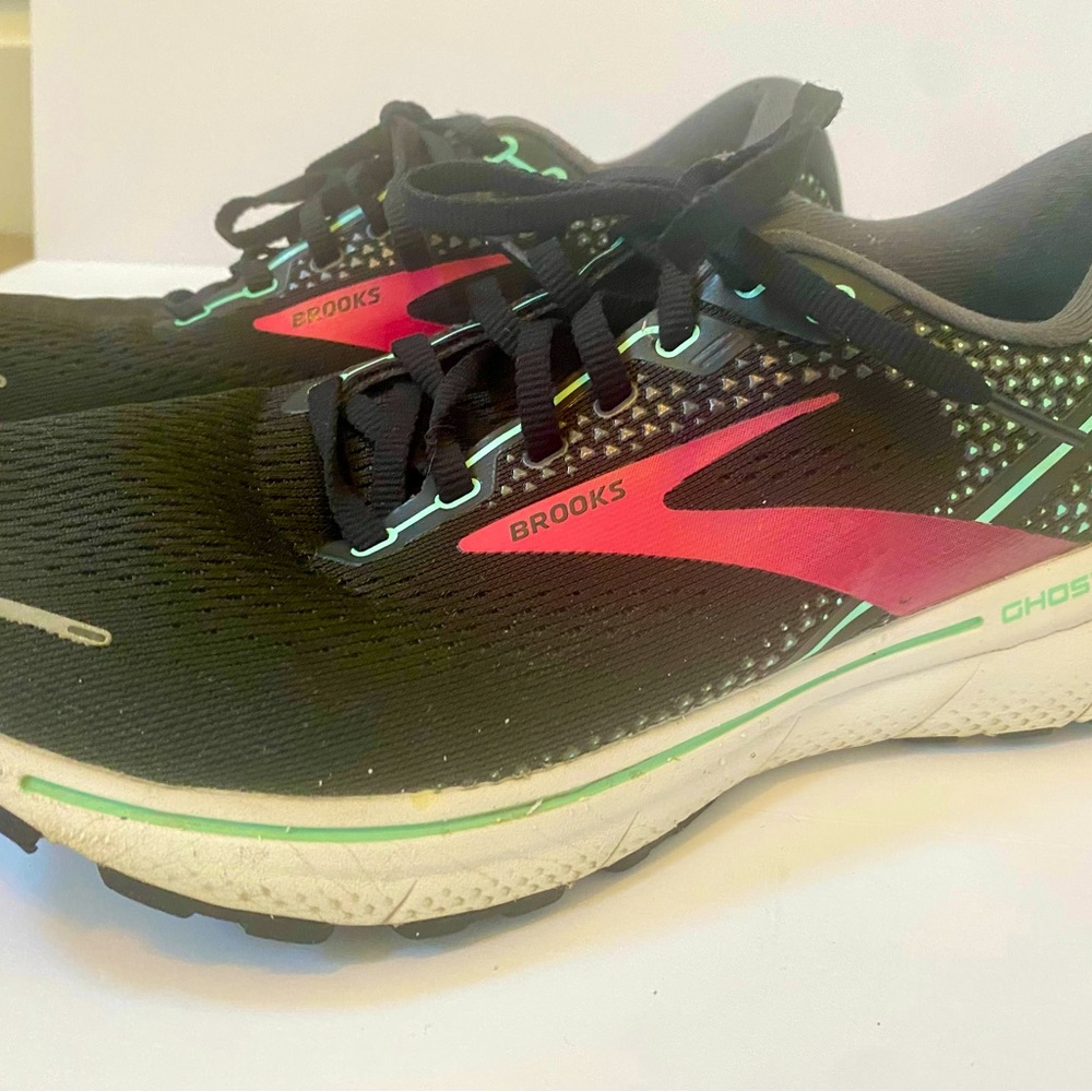 Brooks Ghost 14 woman’s shoes Size 9. Pre-owned. Small wear on left heel inside.